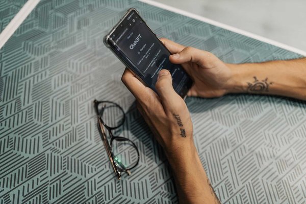 Quels sont les frameworks et les bibliothèques populaires pour développer des chatbots basés sur l'intelligence artificielle ?